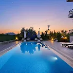 Moonshine Family Friendly Private Villa